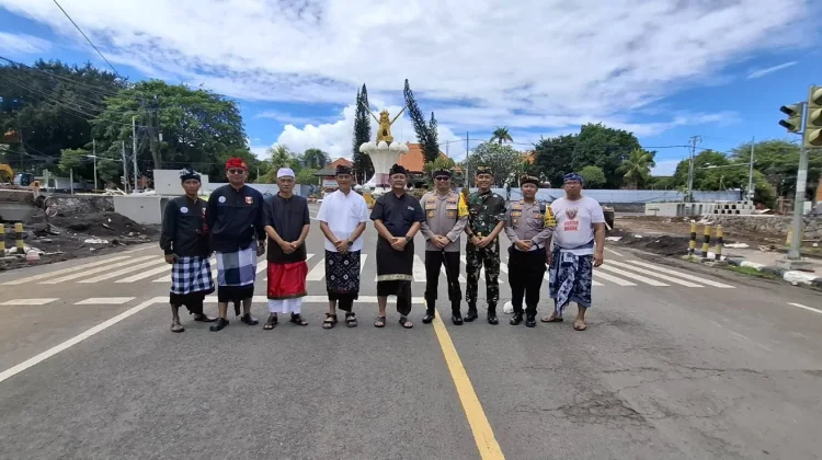 Bupati Buleleng Bersama Forkompinda Jalan Kaki Patroli Sipeng