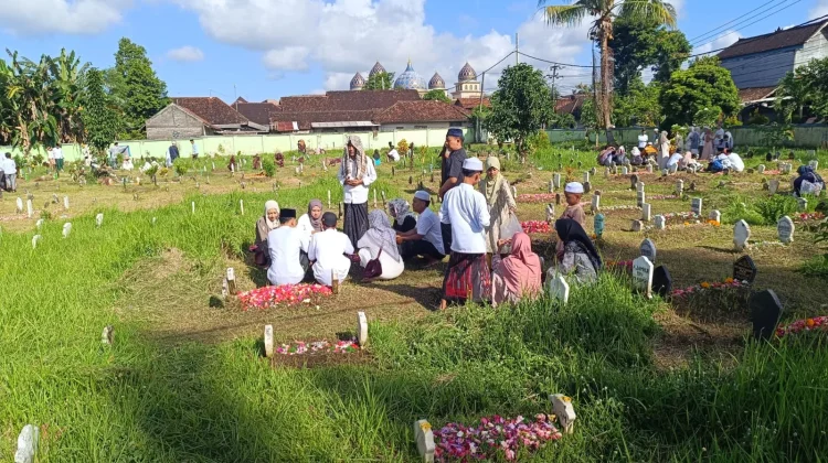 Tradisi Nyekar Warnai Lebaran di Loloan Timur