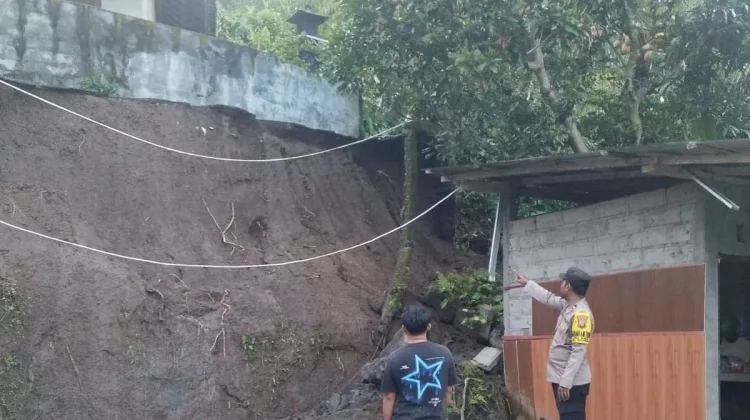 Hujan Deras Picu Longsor di Busungbiu