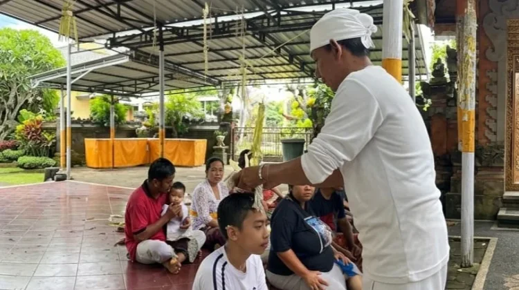 Tegteg Penyeneng dan Benang Tetebus Simbol Keteguhan Jiwa