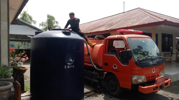 BPBD Buleleng Masih Suplay Air Bersih untuk Warga di Desa Mayong