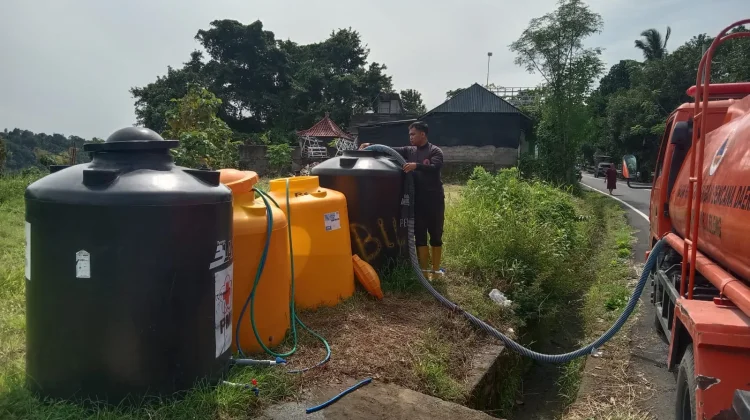 BPBD Buleleng Masih Suplay Air Bersih untuk Warga di Desa Mayong