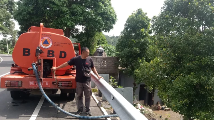 BPBD Buleleng Masih Suplay Air Bersih untuk Warga di Desa Mayong