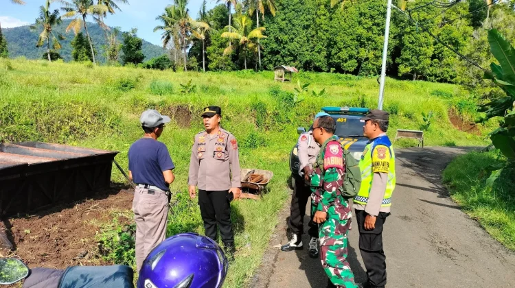 Kapolsek Busungbiu Kawal Pengaspalan Jalan Desa Kedis