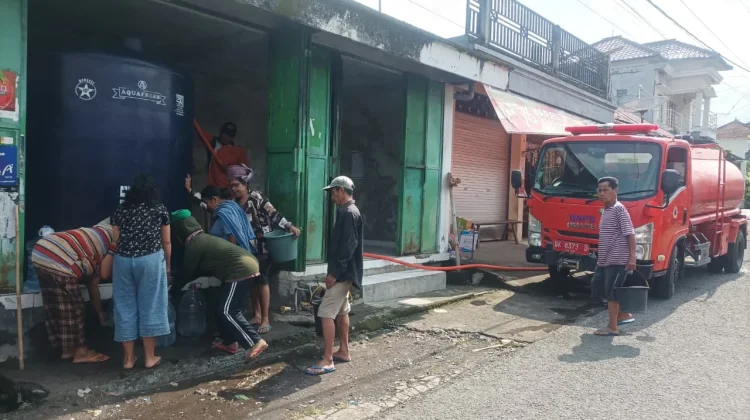 Distribusi 10.000 Liter Air Bersih di Desa Tirtasari Berlangsung Lancar