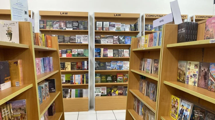 Buku Cetak Bertahan ditengah Arus Digital