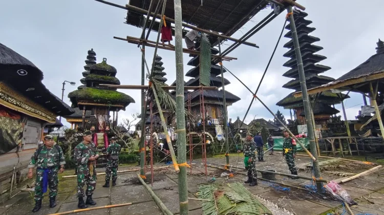 Prajurit TNI Ngayah di Pura Ulun Danu Batur, Siapkan Ngusaba Kedasa