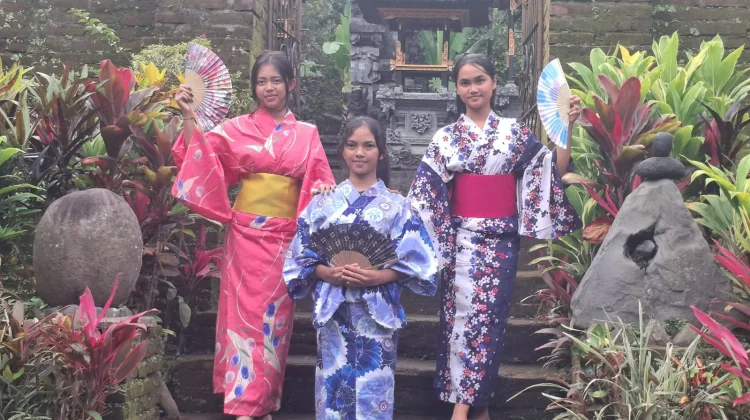 Mahasiswa Jepang dan Undiksha Perkuat Literasi Budaya Anak Pedawa