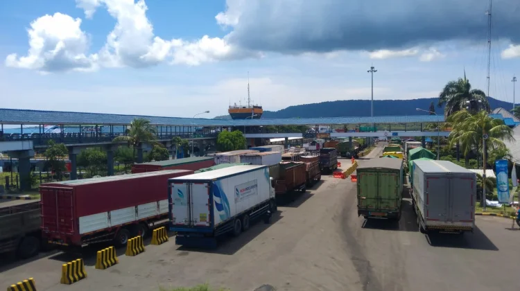 Kendaraan Logistik Antri di Gilimanuk