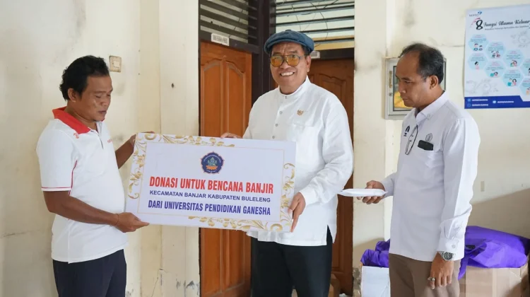 Undiksha Salurkan Bantuan Dana untuk Korban Banjir di Desa Banjar