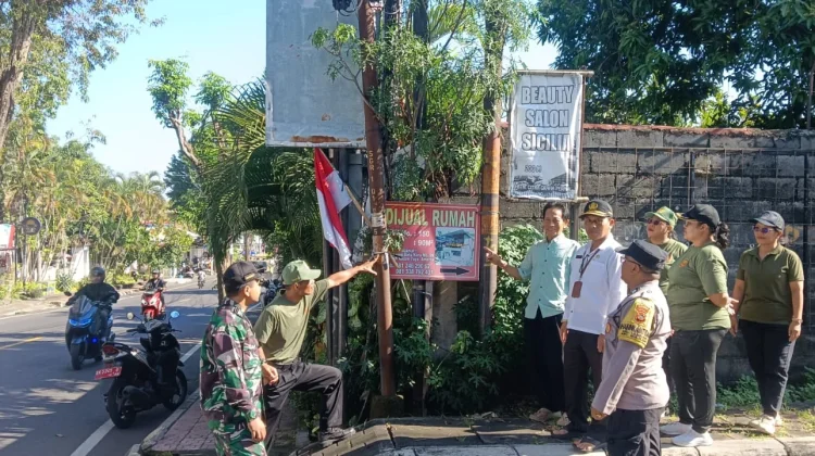 Satlinmas Liligundi Tertibkan Reklame Liar di Sejumlah Titik