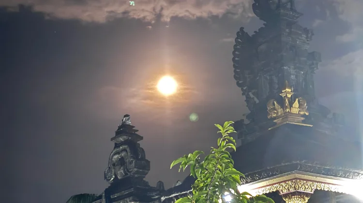 Purnama Simbol Kesadaran dan  Penerangan Batin