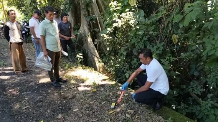 Warga Temukan 8 Karung Limbah Medis Hewan di Pinggir Jalan