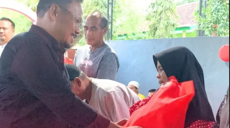 Pemkab Buleleng Serahkan Bantuan Halal Bihalal di Gerokgak