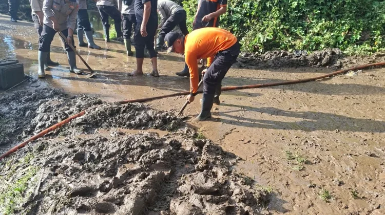 BPBD Jembrana Lakukan Gotong Royong Bersihkan Sisa Banjir di Tegalcangkring