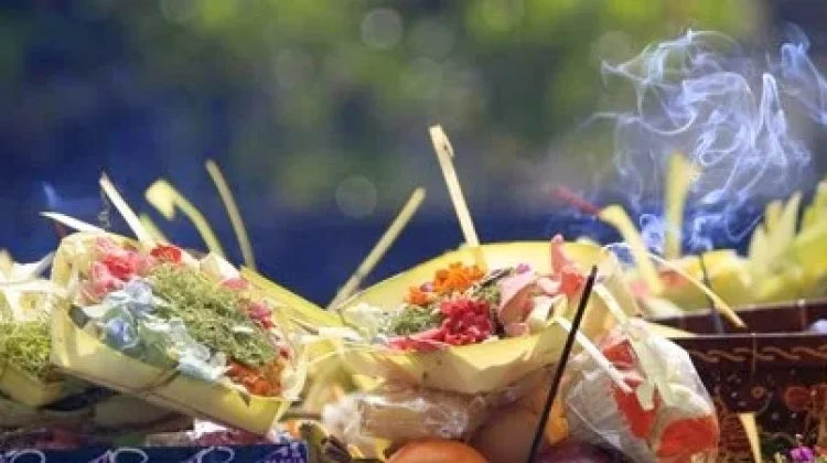 Makna Sabuh Mas Hari Syukur Kekayaan Umat Hindu