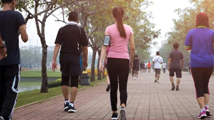 Tips Jaga Kesehatan Jantung dengan Rutinitas Jalan Kaki Setiap Pagi