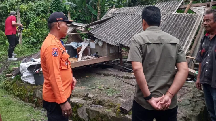 Rumah Warga Pergung Roboh Diterjang Angin Kencang