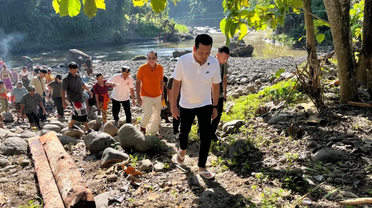 Bupati Kembang Salut Kebersamaan Warga dan TNI Bangun Jembatan Garuda