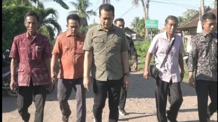 Bupati Jembrana Tinjau Jalan Rusak di Desa Baluk, Perbaikan Dijadwalkan Juni