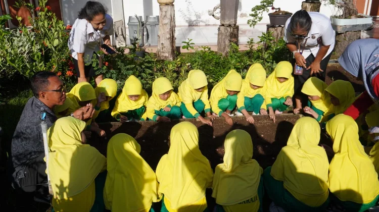 Distankan Buleleng Kenalkan Bertani sejak Dini, Ajak Anak TK Menanam dan Merawat