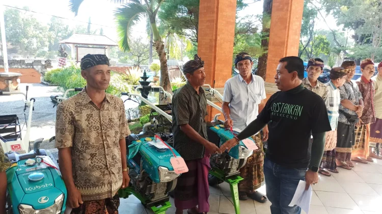 Belasan Kelompok Subak di Buleleng Terima Bantuan Traktor dan Irigasi Tersier