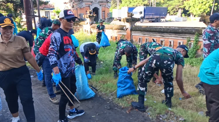 Pasca Mudik, Ratusan Warga Bersihkan Sampah Jalur Denpasar–Gilimanuk