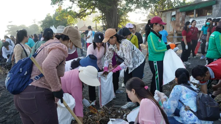 Aksi Kartini, Perempuan Buleleng Bersih-Bersih Pantai Kubujati