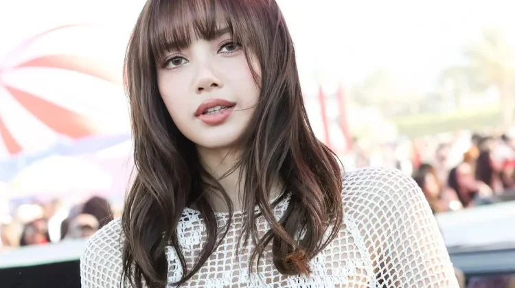 Lisa BLACKPINK Duduki Peringkat #1 Versi Vogue untuk Outfit Terbaik Coachella 2026