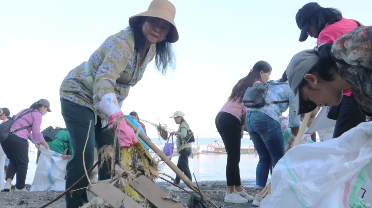 Perempuan Buleleng Tunjukkan Aksi Nyata lewat Bersih Pantai Sambut Hari Kartini