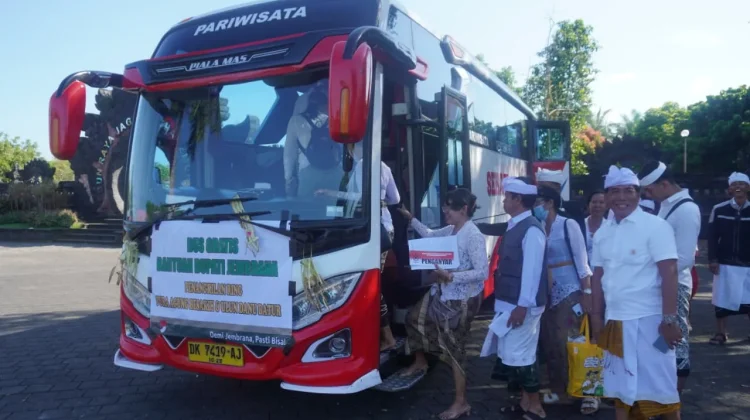 Bupati Jembrana Rintis Layanan Bus Pemedek Gratis Dari Dana Pribadi
