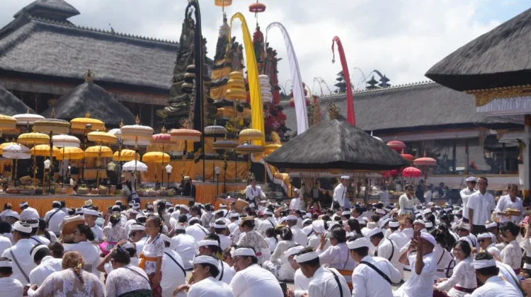 Pemkab Jembrana Laksanakan Bhakti Penganyar di Pura Besakih