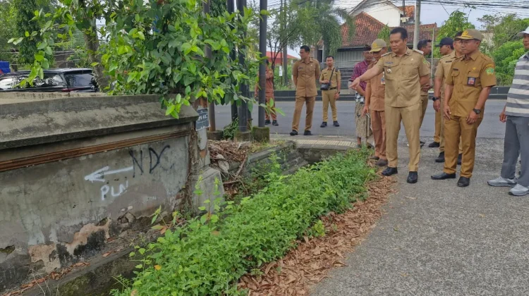 Bupati Jembrana Tinjau Proyek Jalan dan Edukasi Pengelolaan Sampah