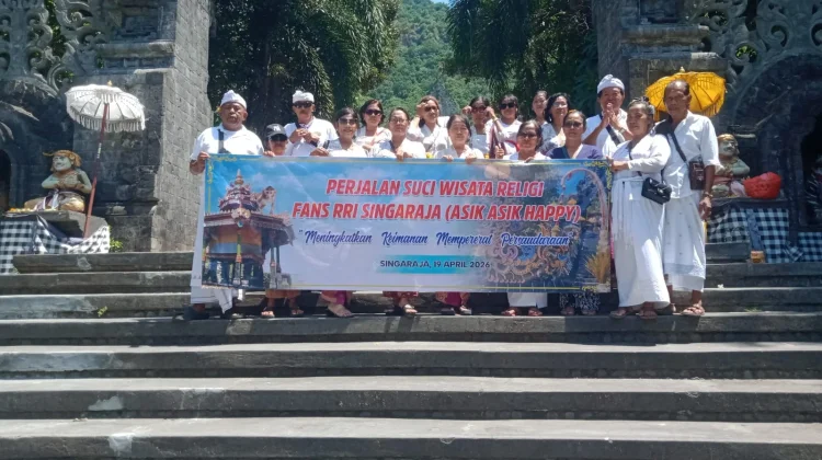 Wisata Religi Perdana Penggemar RRI Singaraja Pererat Kebersamaan