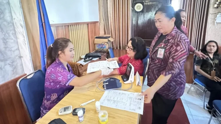 Tingkatkan Kualitas Kinerja Pendidik, Guru Spensaraja Ikuti Cek Kesehatan