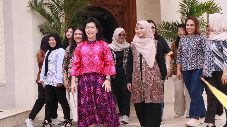 Hari Kartini, Pegawai Wanita PLTU Celukan Bawang Tampil Berbalut Batik