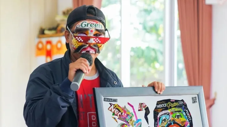 Wajah Plastik, Inovasi Kreatif Ubah Sampah Jadi Karya Bernilai Tinggi