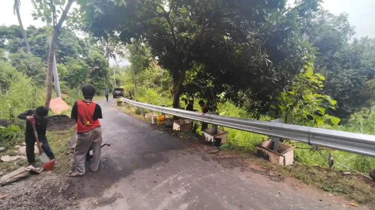 Tekan Kecelakaan, Dishub Buleleng Pasang Guardrail di Jalur Kaliasem-Tigawasa