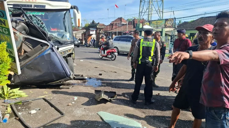 Bus Tabrak Mobil Parkir di Jalur Denpasar–Gilimanuk