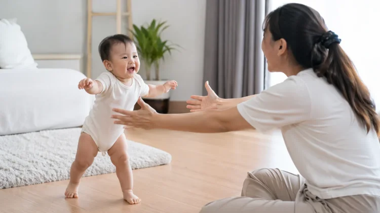 Tips Aman Melatih Bayi agar Cepat Berjalan dan Percaya Diri