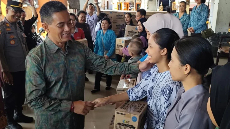Tekan Stunting, Wakil Bupati Buleleng Salurkan Bantuan Gizi