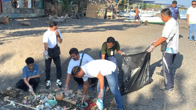 PLN Bali Utara Ajak Warga Jaga Kebersihan Pantai Buleleng
