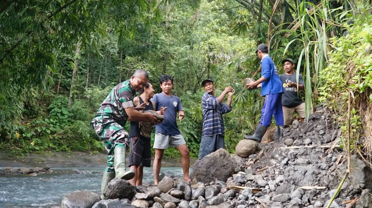Dandim Jembrana Apresiasi Gotong Royong Warga Angkut Material Jembatan