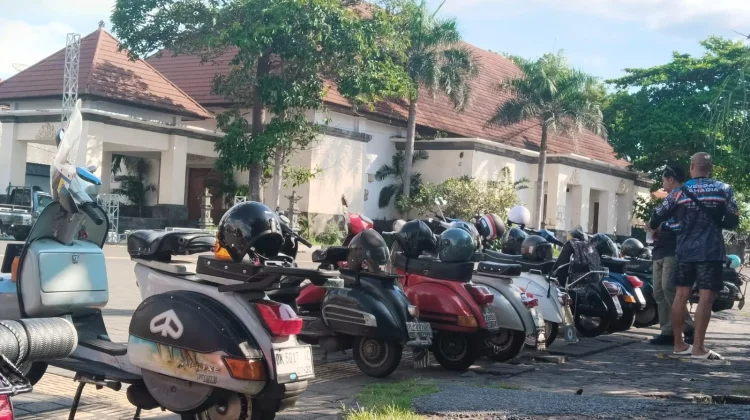 Peringati Hari Buruh, Ratusan Pengemar Vespa Gelar Buleleng Mods Mayday