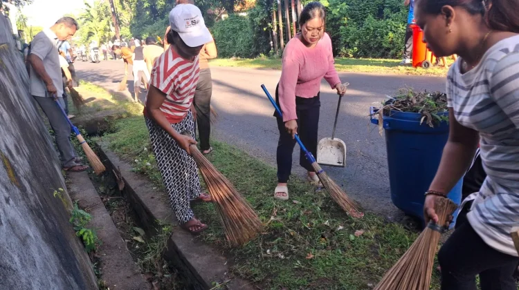 Warga Banyualit Gelar Gotong Royong Dukung Gerakan Bali Bersih Sampah