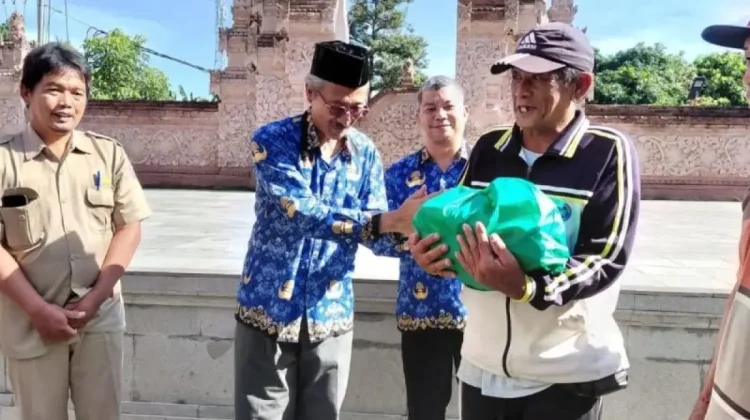 Kampus Berdampak, IAHN Mpu Kuturan Salurkan 60 Paket Sembako untuk Lansia