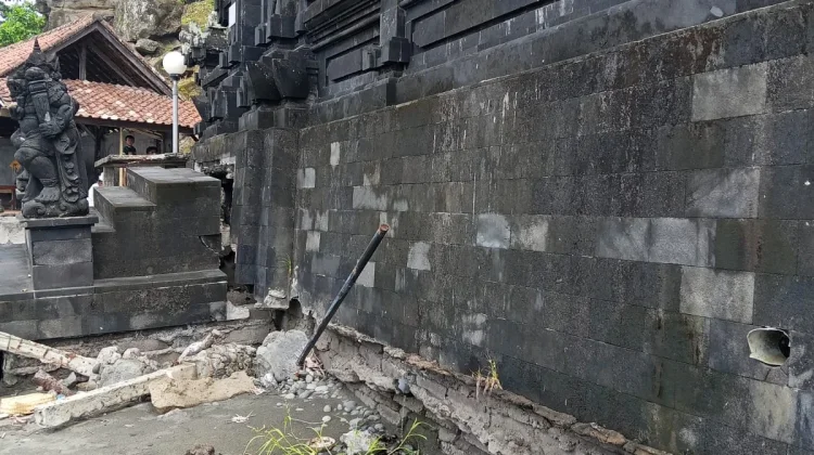 Abrasi Ancam Pura Tirta Rambut Siwi di Jembrana