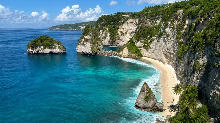 Panorama Menakjubkan Pantai Diamond Nusa Penida