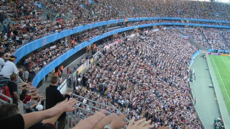Mexican Wave, Tradisi Suporter Bola