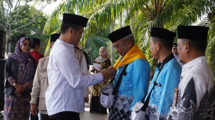Bupati Jembrana Lepas 90 CJH, Pemkab Tambah Bantuan Akomodasi